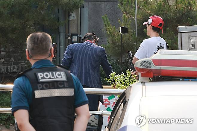 신촌동사전투표소 앞 '부정선거 감시단' (서울=연합뉴스) 신현우 기자 = 21대 대통령 선거 사전투표 둘째날인 30일 서울 서대문구 구 신촌동주민센터에 마련된 신촌동사전투표소에서 부정선거를 주장하는 시민들이 스마트폰으로 영상을 촬영하고 있다.
    전날 이 투표소에서 투표용지가 외부로 반출되는 일이 발생해 중앙선거관리위원회가 관리부실 책임을 인정하며 대국민 사과문을 발표한 바 있다. 2025.5.30 nowwego@yna.co.kr