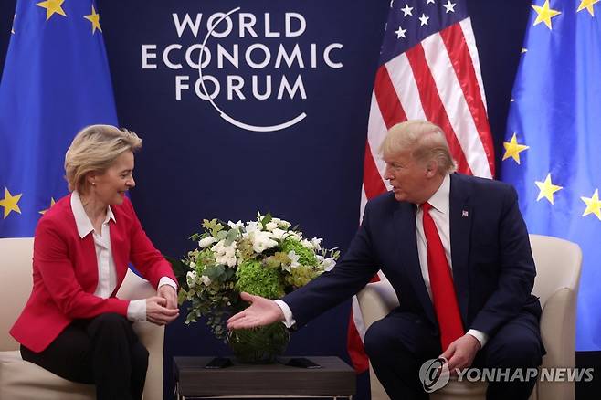 우르줄라 폰데어라이엔 유럽연합(EU) 집행위원장과 도널드 트럼프 미국 대통령 [로이터=연합뉴스 자료사진]