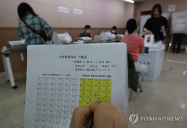 사전 투표자수 기록하는 참관인 (서울=연합뉴스) 이진욱 기자 = 21대 대통령 선거 사전투표 둘째날인 30일 서울 강남구 대치2동주민센터에 마련된 사전투표소에서 참관인이 사전 투표자 수를 기록하고 있다. 2025.5.30 cityboy@yna.co.kr