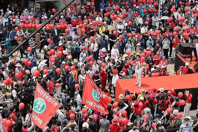 김문수, 이천 방문 (이천=연합뉴스) 박동주 기자 = 국민의힘 김문수 대선 후보가 30일 경기 이천시산림조합 앞 중리사거리에서 열린 유세에서 지지를 호소하고 있다. 2025.5.30 pdj6635@yna.co.kr