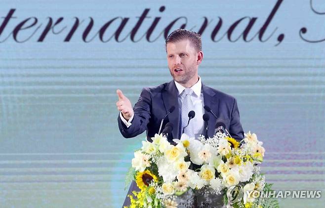 트럼프그룹, 베트남 리조트 착공…차남 에릭 참석 지난 21일(현지시간) 베트남 북부 하노이 인근 흥옌성에서 도널드 트럼프 미국 대통령의 가족기업 '트럼프 오거니제이션'이 짓는 고급 리조트 단지 착공식이 열렸다. 트럼프 대통령의 차남인 에릭 트럼프 트럼프 오거니제이션 수석부사장이 착공식에서 연설하고 있다. 2025.05.30
[EPA 연합뉴스 자료사진. 재판매 및 DB 금지]