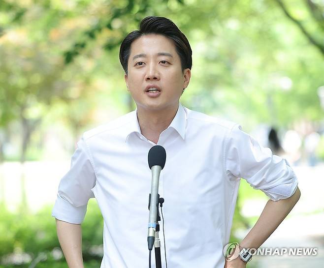 취재진 질문에 답하는 이준석 후보 (서울=연합뉴스) 류영석 기자 = 개혁신당 이준석 대선 후보가 30일 서울 마포구 대흥동 경의선숲길공원을 찾아 유세를 하기 전 취재진 질문에 답하고 있다. 2025.5.30 ondol@yna.co.kr