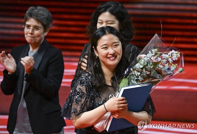 바이올리니스트 박수예 (EPA=연합뉴스) 제13회 장 시벨리우스 바이올린 국제 콩쿠르에서 우승한 바이올리니스트 박수예(25)가 29일(현지시간) 핀란드 헬싱키 뮤직센터 콘서트홀에서 상을 받고 있다.