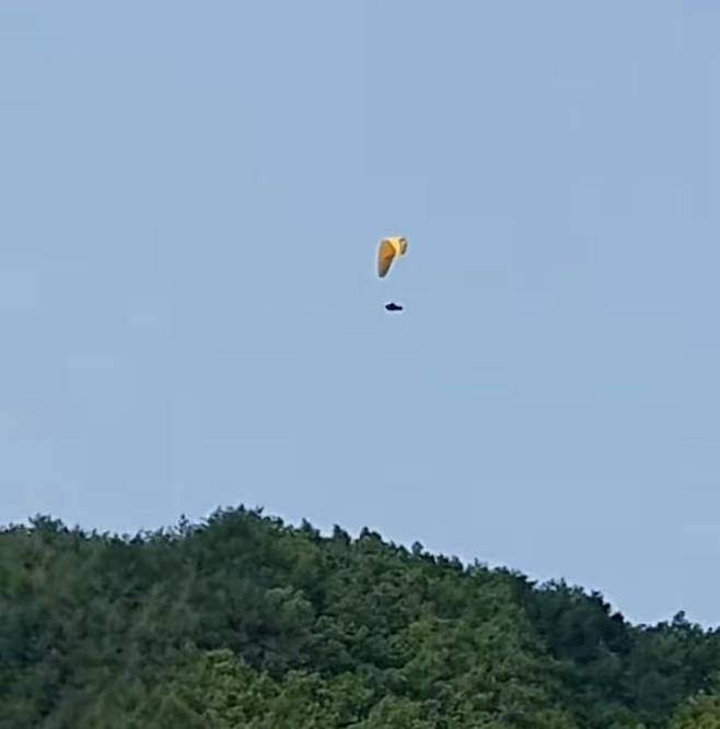 설악산국립공원 상공에 뜬 패러글라이딩 [설악산국립공원사무소 제공. 재판매 및 DB금지]