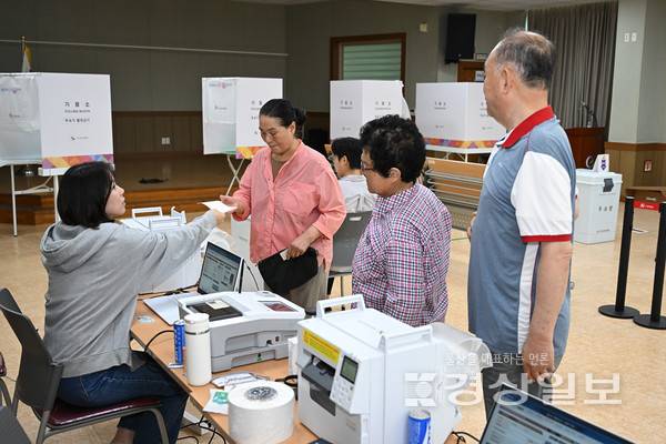제21대 대통령선거 사전투표 둘째 날인 30일 울산 울주군 두동면행정복지센터 사전투표소에서 유권자들이 투표 용지를 받고 있다. 김도현기자 do@ksilbo.co.kr