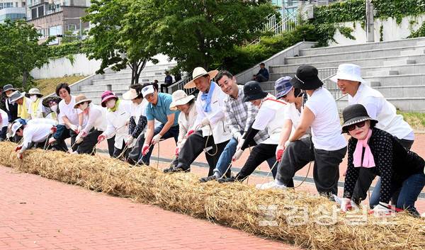 울산 태화강마두희축제추진위원회는 지난 31일 성남동 태화강체육공원에서 김영길 중구청장, 박문태 중구문화원장, 울산마두희보존회 전수교육생 등이 참여한 가운데 태화강마두희축제의 하이라이트인 큰줄당기기에 사용될 '몸통줄' 제작 행사를 가졌다.