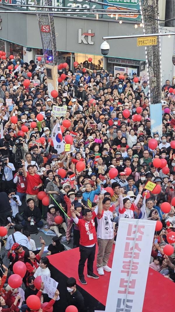 국민의힘 김문수 대선 후보가 31일 경북 포항시 북포항우체국 앞에서 열린 집중유세에서 지지를 호소하고 있다. 서의수 기자