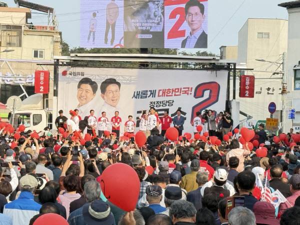 국민의힘 김문수 대선 후보가 31일 울진읍 유세에 나서 지지를 호소했다. 김형소 기자