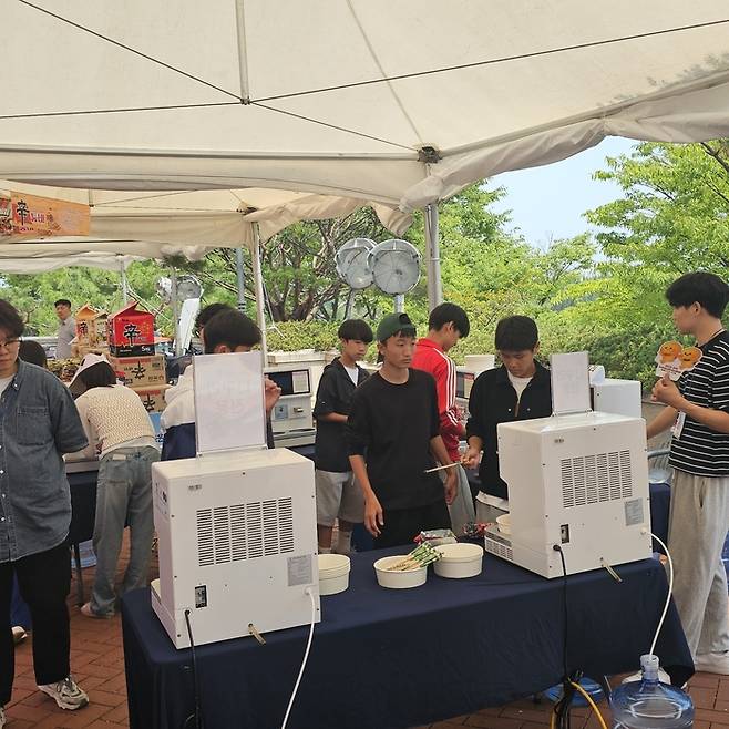 관람객들이 구미라면홍보관에서 무료 라면 시식을 즐기고 있다. <구미시 제공>