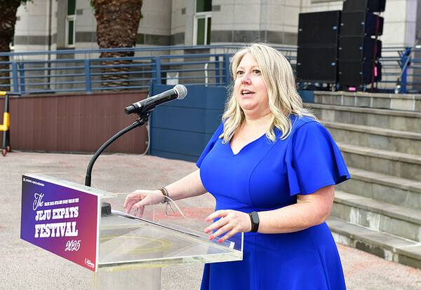 31일 열린 '2025 세계人제주' 외국인 커뮤니티 대축제에서 개회사를 하고 있는&nbsp;외국인 참가자 대표 알렉시스 조이. ⓒ헤드라인제주