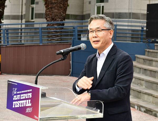 31일 열린 '2025 세계人제주' 외국인 커뮤니티 대축제에서 축사를 하고 있는 진명기 제주도 행정부지사. ⓒ헤드라인제주