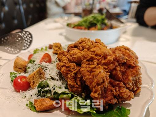 근접거리에서 치킨 시저 샐러드를 찍은 모습(사진=윤정훈 기자)