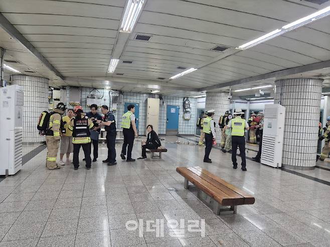 서울 지하철 5호선 마포역에서 발생한 화재로 시민들이 대피하고 있다. (사진=독자 제공)