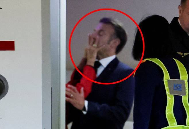 지난 25일 베트남 하노이 공항에 도착해 브리지트 여사에 밀쳐지는 에마뉘엘 마크롱 프랑스 대통령. (사진=REUTERS/Chalinee Thirasupa)