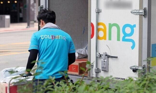 로켓배송 중인 쿠팡 배송기사.(사진=연합뉴스)