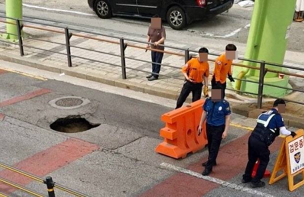 인천 서구 가정동의 한 도로에서 땅 꺼짐이 발생했다. (사진=연합뉴스)