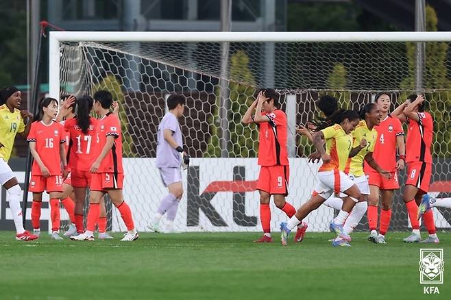 30일 인천 남동럭비경기장에서 열린 콜롬비아전 도중 선제골을 내준 뒤 아쉬워하는 한국 선수들
