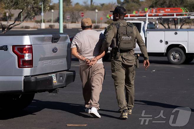 미국 애리조나주 투손에서 미 이민세관단속국의 대원이 불법 이민자를 체포해 연행하고 있다. 2025.01.26 ⓒ 로이터=뉴스1 ⓒ News1 정지윤 기자