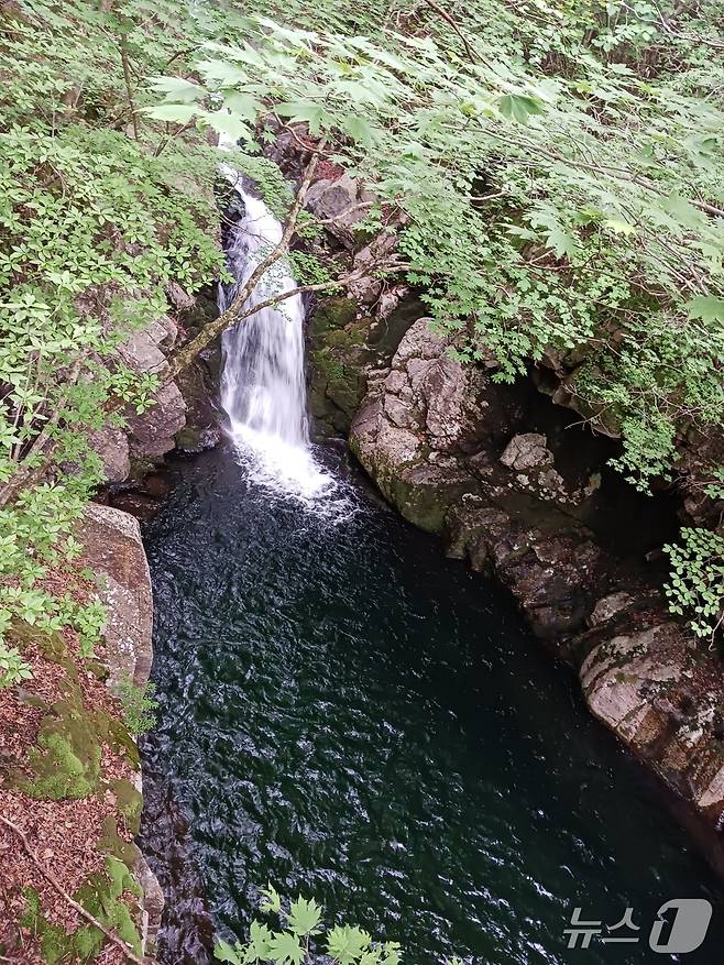 세석에서 백무동으로 내려가는 한신계곡엔  여닐곱개의 폭포가 있는데 가내소폭포가 단연 눈에 띈다.  가내소는 15m 높이의 폭포로 50여평의 검푸른 소를 만들어 웅장함에 압도당한다. 사철 수량이 일정해 예부터 기우제 장소로 많이 이용돼왔다. 여기서 기우제를 지내면 반드시 비가 온다는 영험스러운 곳으로 전해진다.
