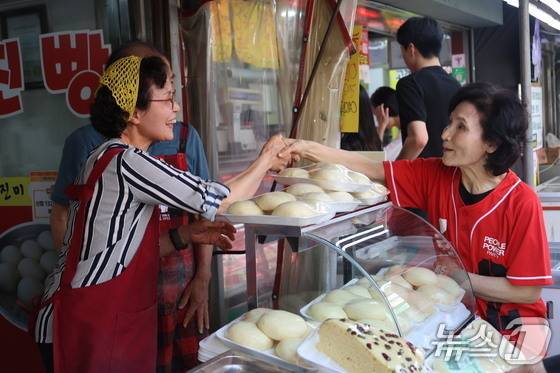 김문수 국민의힘 대통령 후보 부인 설난영 여사가 28일 경기 의왕시 도깨비시장을 방문해 상인과 인사하고 있다. (국민의힘 제공, 재판매 및 DB 금지) 2025.5.28/뉴스1