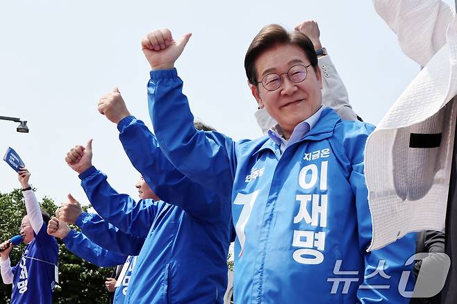 이재명 더불어민주당 대통령 후보가 30일 오후 강원 춘천시 근화동 춘천역 광장에서 열린 집중유세에서 시민들에게 인사하고 있다. (공동취재) 2025.5.30/뉴스1 ⓒ News1 이재명 기자