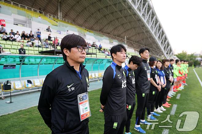 30일 오후 인천시 남동구 남동아시아드럭비경기장에서 열린 쿠팡플레이 초청 여자축구 국가대표팀 친선경기 대한민국과 콜롬비아의 경기에서 신상우 대표팀 감독이 자리하고 있다. 2025.5.30/뉴스1 ⓒ News1 이승배 기자