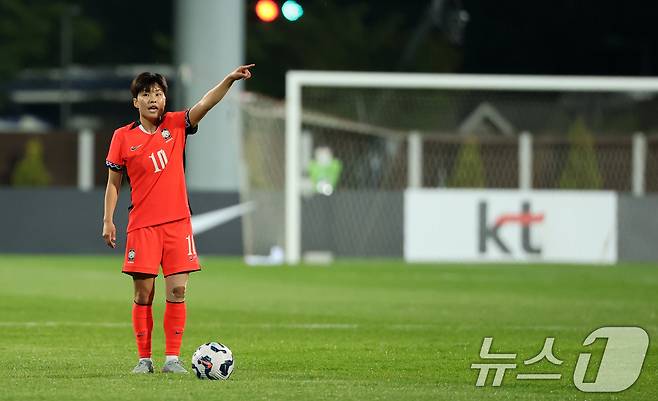 30일 오후 인천시 남동구 남동아시아드럭비경기장에서 열린 쿠팡플레이 초청 여자축구 국가대표팀 친선경기 대한민국과 콜롬비아의 경기에서 대한민국 지소연이 프리킥을 준비하고 있다. 2025.5.30/뉴스1 ⓒ News1 이승배 기자