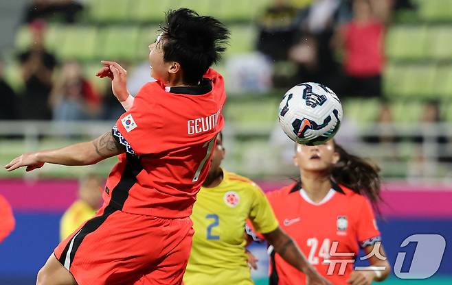 30일 오후 인천시 남동구 남동아시아드럭비경기장에서 열린 쿠팡플레이 초청 여자축구 국가대표팀 친선경기 대한민국과 콜롬비아의 경기에서 대한민국 이금민이 헤딩을 시도하고 있다. 2025.5.30/뉴스1 ⓒ News1 이승배 기자