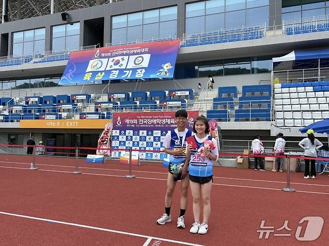 김가영(오른쪽)·조경인 학생이 기념사진을 찍고 있다. (전남도교육청 제공, 재판매 및 DB 금지)