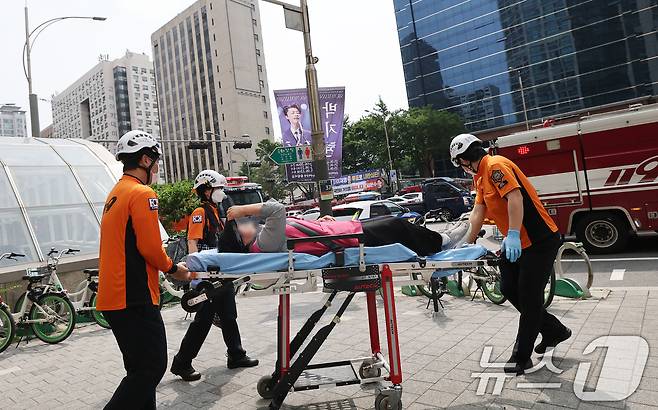 31일 오전 방화로 추정되는 화재가 발생한 서울 지하철 5호선 마포역에서 구급대원들이 환자를 긴급 이송하고 있다. 2025.5.31/뉴스1 ⓒ News1 오대일 기자