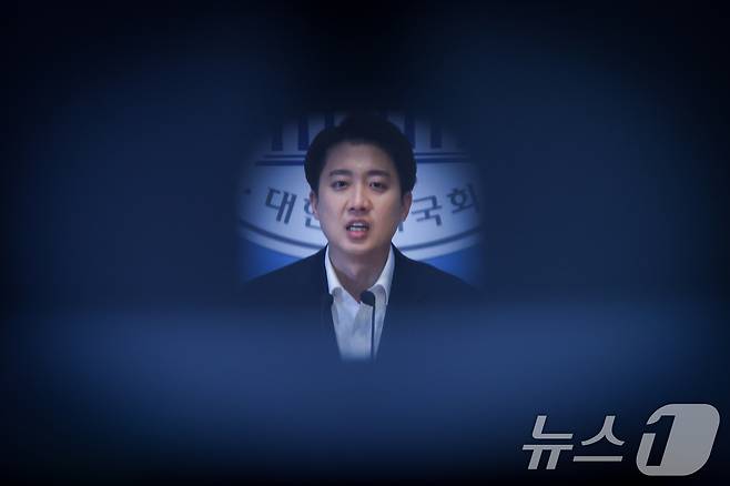 이준석 개혁신당 대통령 후보가 30일 오후 서울 여의도 국회 소통관에서 민주당, 조국혁신당, 진보당, 기본소득당, 사회민주당 의원들이 자신을 국회에서 제명시키는 징계안을 제출한 것과 관련 긴급 기자회견을 하고 있다. 2025.5.30/뉴스1 ⓒ News1 안은나 기자