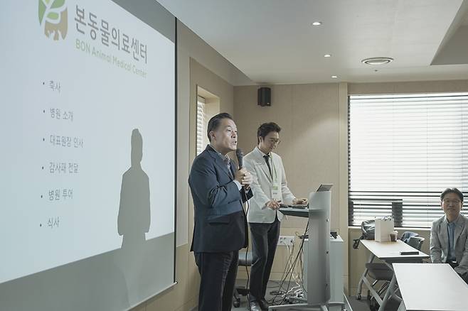 이재준 수원시장이 본동물의료센터 확장 이전 개원식에 참여해 축사를 전하고 있다(본동물의료센터 제공). ⓒ 뉴스1