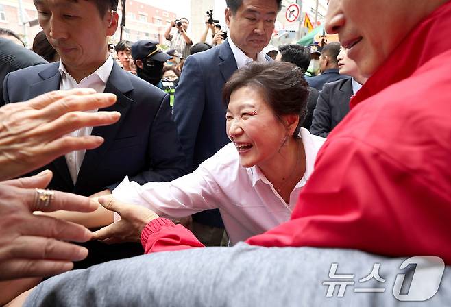 박근혜 전 대통령이 31일 오후 대구 중구 서문시장을 찾아 구름 인파 속을 지나며 시민들과 인사하고 있다. 2025.5.31/뉴스1 ⓒ News1 공정식 기자