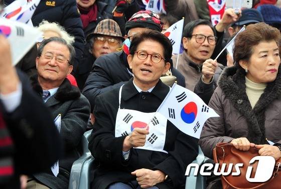 김문수 전 경기도 지사가 8일 오후 대구 중구 동아백화점 쇼핑점 앞에서 박사모 등 보수단체 주최로 열린 박근혜 대통령의 탄핵을 반대하는 집회에 참석해 태극기를 흔들고 있다.2017.2.8/뉴스1 ⓒ News1 이종현 기자