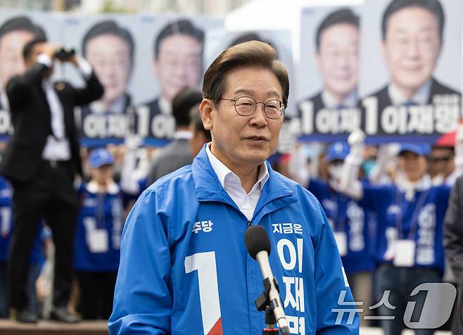 이재명 더불어민주당 대통령 후보가 31일 오후 충북 청주시 오창프라자 앞 광장에서 유세를 마친 후 취재진 질문에 답변하고 있다. 2025.5.31/뉴스1 ⓒ News1 이재명 기자