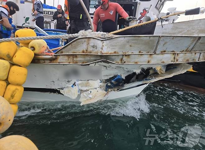 31일 오후 5시 19분쯤 전남 여수시 소경도 남서쪽 해상에서 낚시어선과 어선이 출동해 해경이 사고 수습을 하고 있다.(여수해경 제공. 재판매 및 DB 금지)