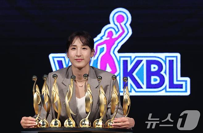 24일 서울 용산구 드래곤 시티 호텔에서 열린 '하나은행 2024~2025 여자프로농구' 정규리그 시상식에서 정규리그 MVP를 수상한 우리은행 김단비가 기념촬영을 하고 있다. 2025.2.24/뉴스1 ⓒ News1 김성진 기자