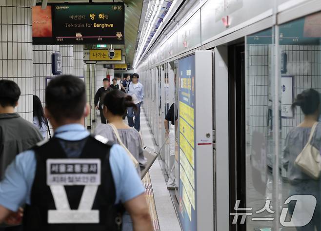 31일 오전 방화로 추정되는 화재가 발생한 서울 지하철 5호선 마포역에서 화재 복구가 완료돼 열차가 정상 운행하고 있다. 2025.5.31/뉴스1 ⓒ News1 오대일 기자