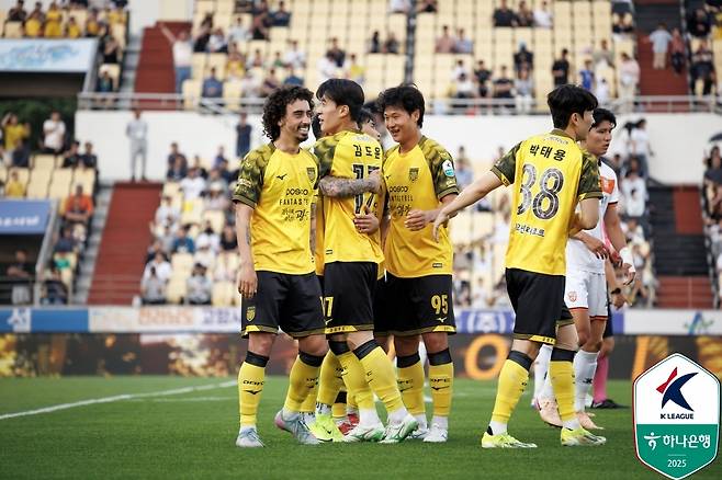 K리그2 2위에 오른 전남 드래곤즈(한국프로축구연맹 제공)