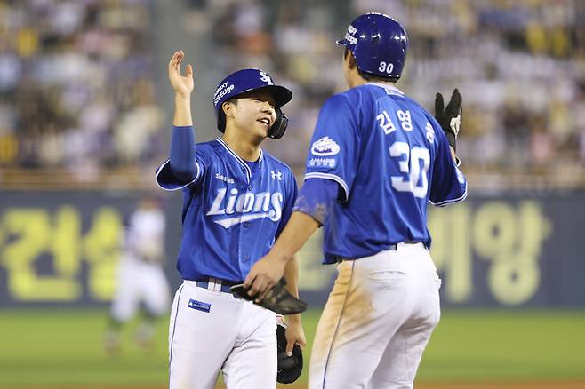 삼성 양도근(왼쪽)이 30일 잠실구장에서 열린 2025 KBO리그 LG전에서 8회초 2타점 적시타를 때렸다. 공수 교대 때 김영웅과 하이파이브 하고 있다. 사진 | 삼성 라이온즈