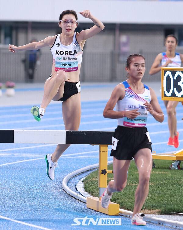 30일 경북 구미시민운동장에서 열린 '2025 구미아시아육상선수권대회' 여자 3000m 장애물에 출전한 남보하나(진도군청)가 역주를 펼치고 있다. 사진┃강명호 기자