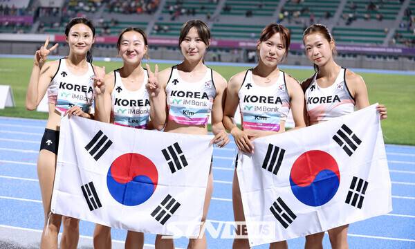 31일 경북 구미시민운동장에서 열린 '2025 구미아시아육상선수권대회'에 출전해 한국 신기록을 세우며 4위에 오른 여자 계주 400m 대표팀&nbsp;강다슬(광주광역시청) 이은빈(해남군청) 김소은(가평군청) 김다은(가평군청) 김애영(시흥시청)이 경기가 끝난 후 태극기를 들고 사진 촬영을 하고 있다. 사진┃강명호 기자