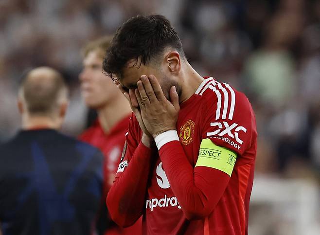 유로파리그 우승 실패 이후 맨체스터 유나이티드가 최악의 현실을 맞이했다. '맨유의 심장'이나 마찬가지였던 '캡틴' 브루노 페르난데스의 이탈이 현실화되는 분위기다.

이미 영국 현지에서는 페르난데스의 이적을 거의 기정사실화하는 분위기다. 단순한 루머수준이 아니다. 

공신력을 인정받은 공영방송 BBC와 유력매체 더 타임즈, EPL 주관방송인 스카이스포츠가 31일(이하 한국시각) 페르난데스의 사우디아라비아리그 이적설을 다뤘다. 이 정도로 일관된 보도라면 거의 성사 직전이라고 봐도 무방할 정도다.

로이터연합뉴스