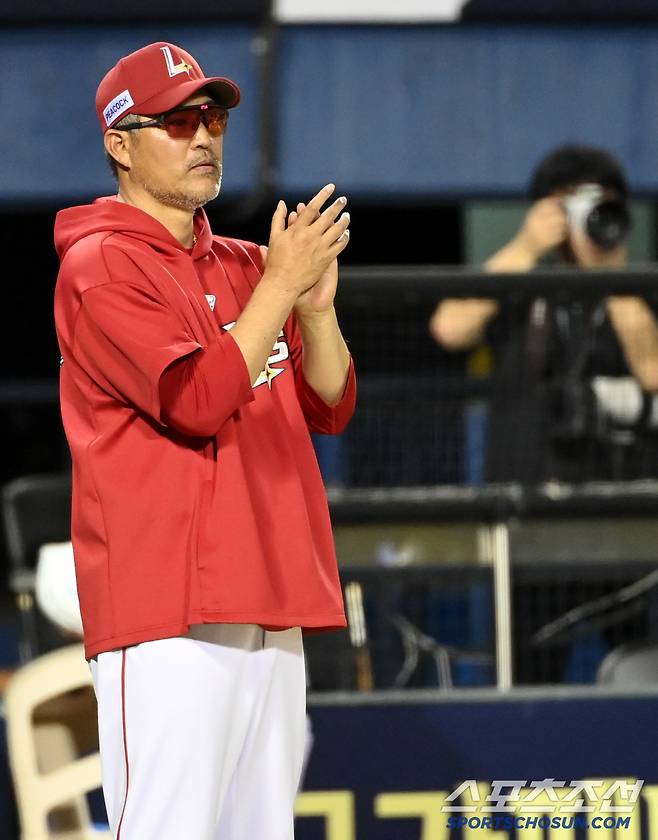 21일 잠실야구장에서 열린 SSG와 두산의 경기, SSG가 9대1로 승리하며 4연승을 달렸다. 승리의 기쁨을 나누는 SSG 이숭용 감독의 모습. 잠실=허상욱 기자wook@sportschosun.com/2025.05.21/