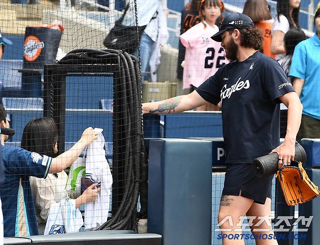 눈이 번쩍 뜨인 폰세가 관중석 앞으로 달려갔다.