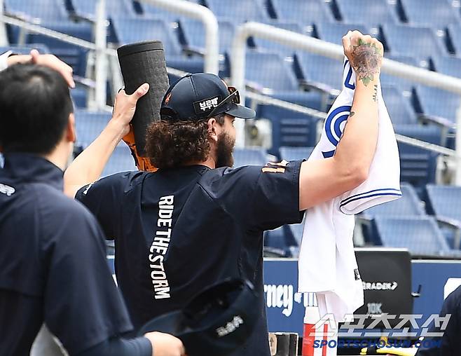 외야로 나가던 류현진을 부르며 자랑하는 모습