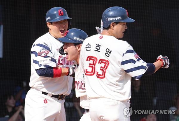 유강남(왼쪽)·전민재(가운데)·손호영. ⓒ연합뉴스