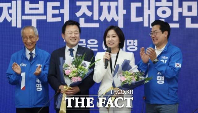 김용남(왼쪽 두 번째부터) 전 의원과 허은아 전 개혁신당 대표가 26일 오전 서울 여의도 더불어민주당 중앙당사에서 열린 입당 환영식에서 인사말을 하고 있다. /뉴시스