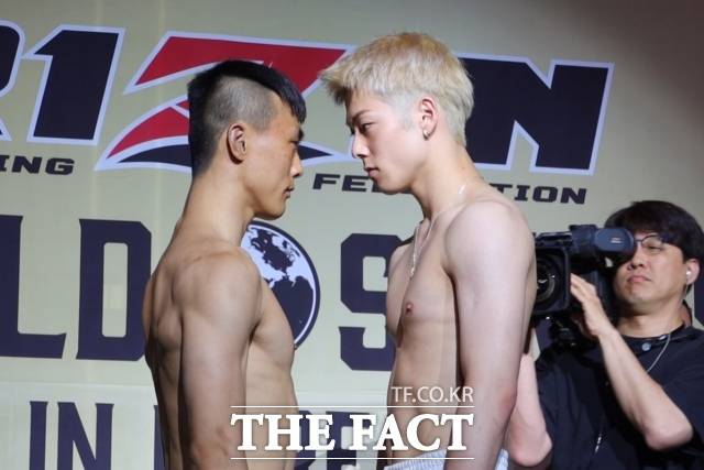 권용철(왼쪽)과 미우라 코타가 30일 인천 중구 운서동 파라다이스시티에서 열린 '라이진 월드 시리즈 인 코리아' 공개 계체량 행사에 참석해 페이스오프를 하고 있다. /인천=이상빈 기자