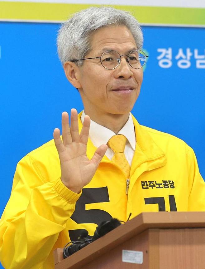 민주노동당 권영국 대선 후보가 30일 오전 경남 창원시 의창구 경남도의회 브리핑룸에서 기자회견 뒤 기념 촬영을 하고 있다. 연합뉴스